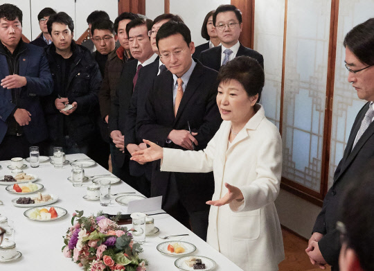 박 대통령, 기자단 신년 인사회          (서울=연합뉴스) 박근혜 대통령이 새해 첫날인 1일 오후 청와대 상춘재에서 출입기자단과 신년인사회를 겸한 티타임을 갖고 참석자들의 질문에 답하고 있다. 박 대통령이 지난달 9일 국회의 탄핵소추안 가결로 직무가 정지된 뒤 청와대 참모진과 탄핵심판 대리인단 외에 외부인을 만나는 것은 23일 만이다. [ 청와대 제공 = 연합뉴스 ]  2017.1.1      leesh@yna.co.kr  (끝)